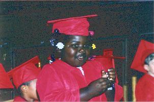 Terrinika, ein Kind aus dem Tenderloin Childcare Center, bei der Graduierung