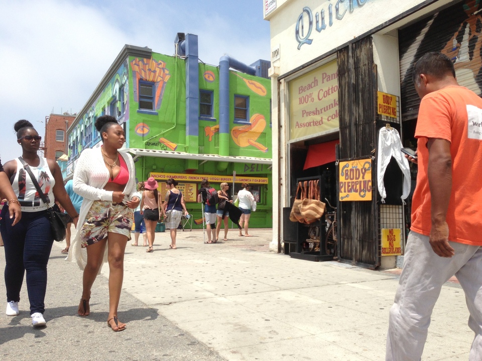 Sehen und gesehen werden an der Strandpromenade von Venice Beach.