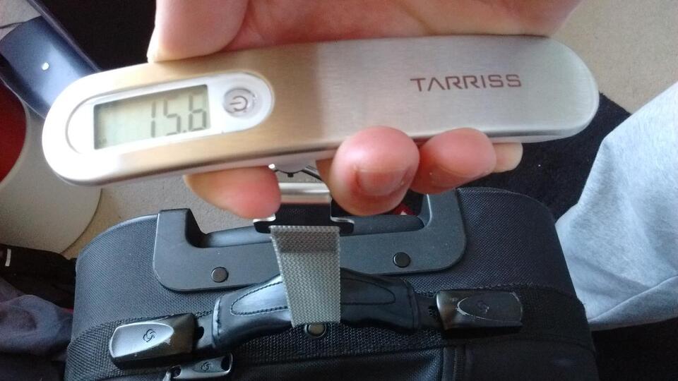 Clever luggage scale with suitcase-hoisting belt.