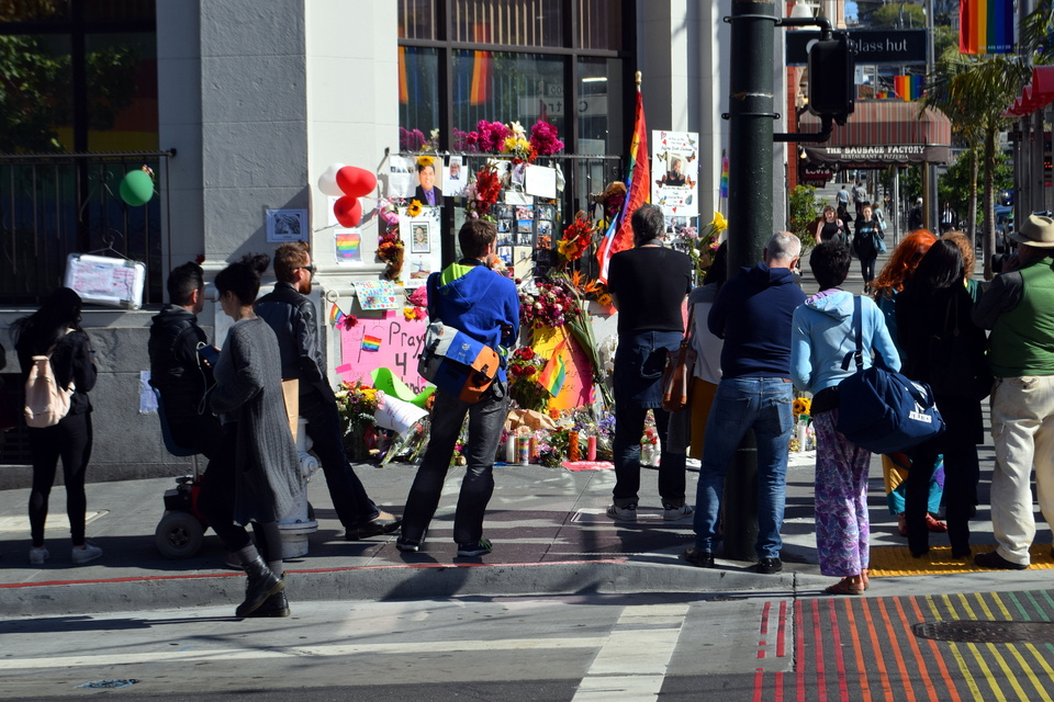 Einwohner im Castro-Viertel in San Francisco trauern um beim Anschlag in Orlando ums Leben gekommene Opfer.
