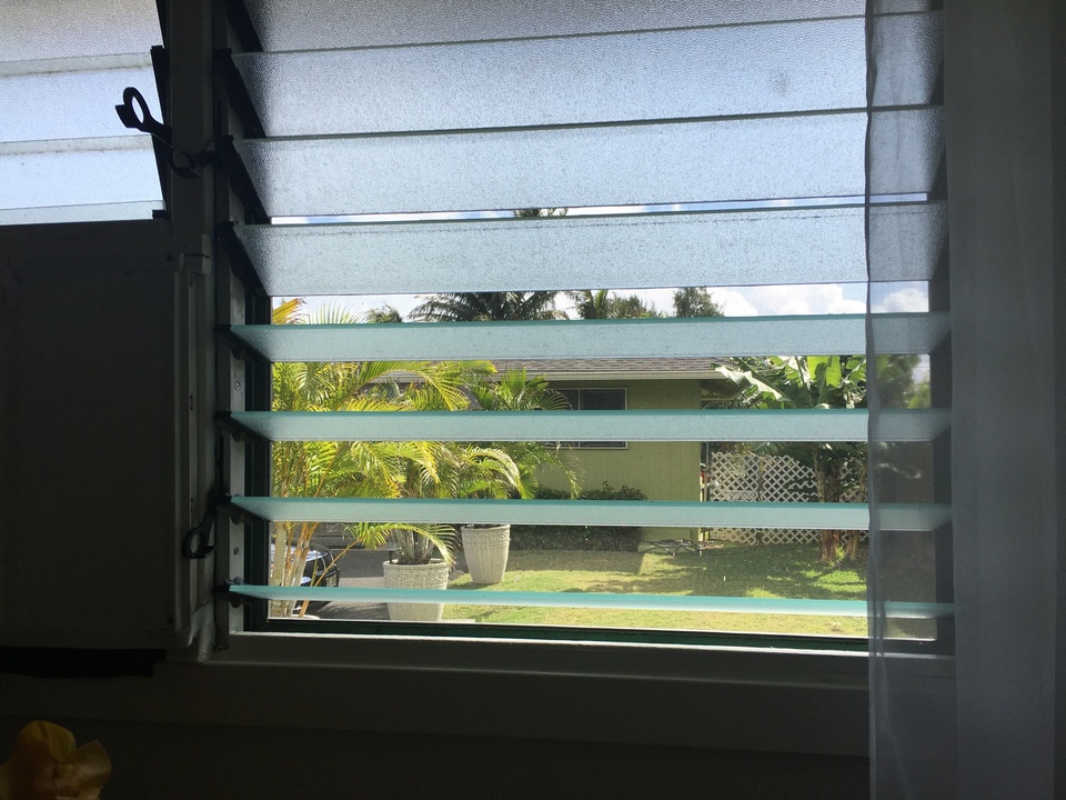 Bei geöffneten Glaslamellen weht die laue Brise durch die Wohnung und kühlt angenehm.