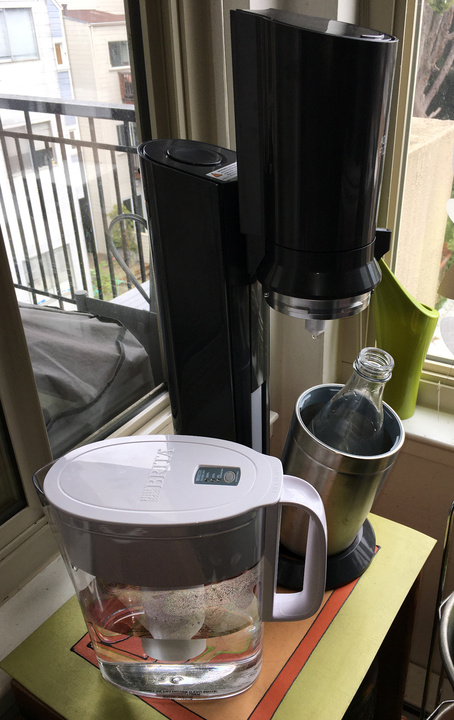 Der Kohlefilter und die Sprudelmaschine als Pellegrino-Ersatz.