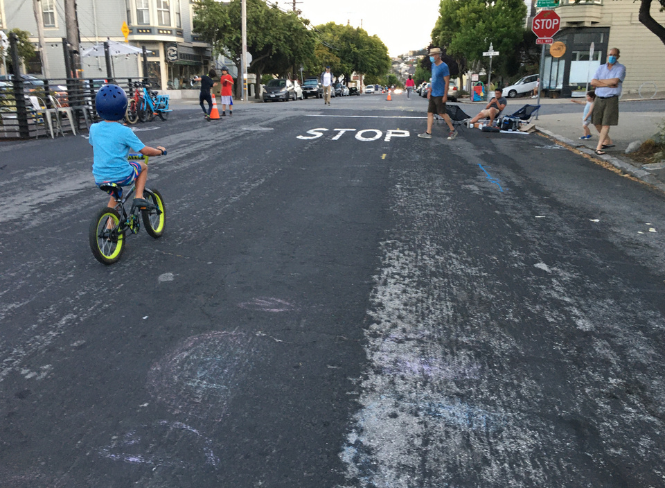 Der Durchgangsverkehr durch diese verkehrsberuhigte Straße ist gesperrt und Anwohner nutzen sie zum Flanieren und Abhängen.