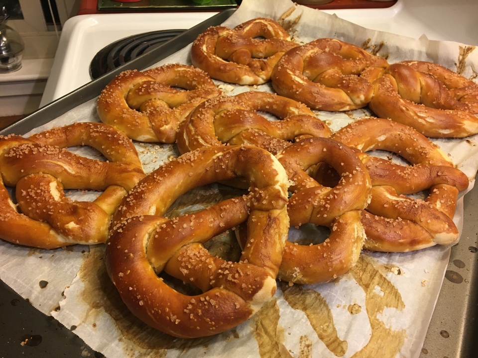 Die fertig gebackenen Brezeln lehren dem Brezen Bauer das Fürchten.