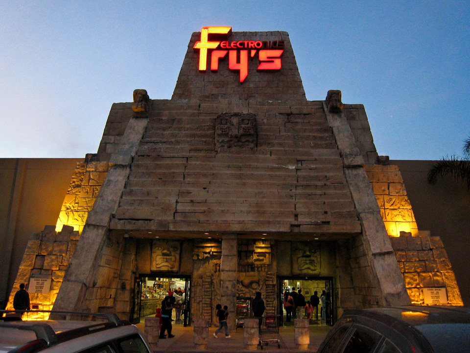 Der im Pyramiden-Look gestaltete Fry's in San Jose. Foto: flickr[bryce_edwards|bryce_edwards/2273387520]