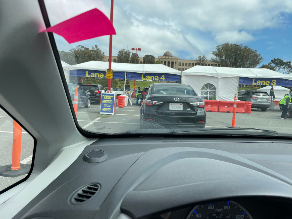 Das Spritzerl bekommt man hier im Auto sitzend während man durch das Zelt fährt.