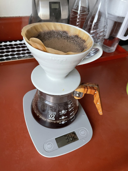 Von Hand gießen wir das heiße Wasser durch Omas Kaffeefilter