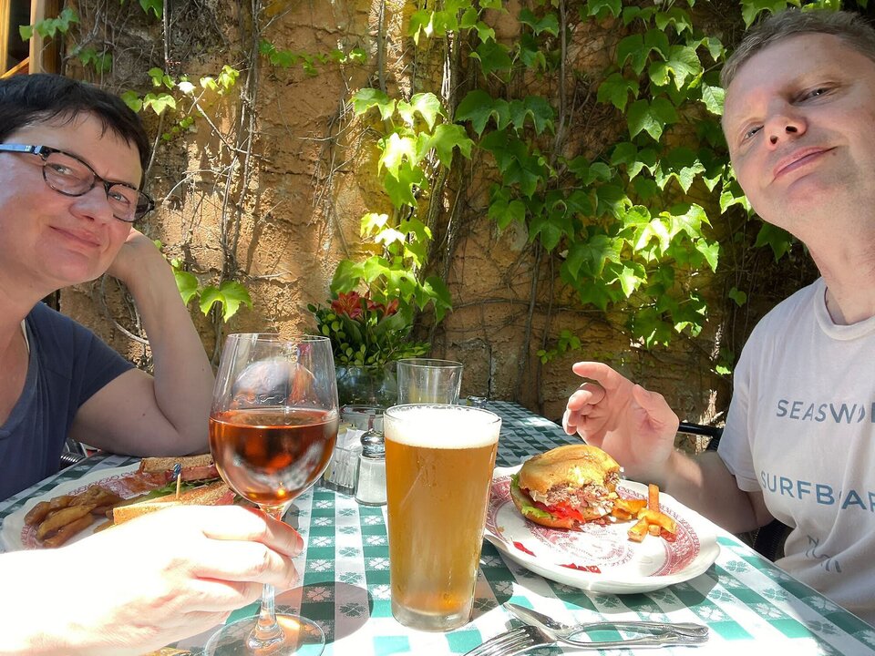 Das erste Mittagessen in einem Restaurant nach der Pandemie.