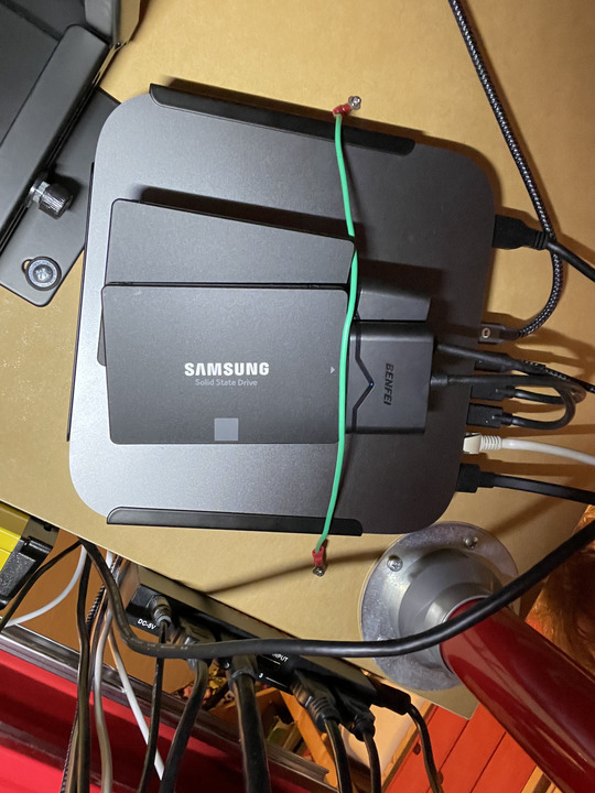 Michaels unter den Tisch genagelter Mac Mini.