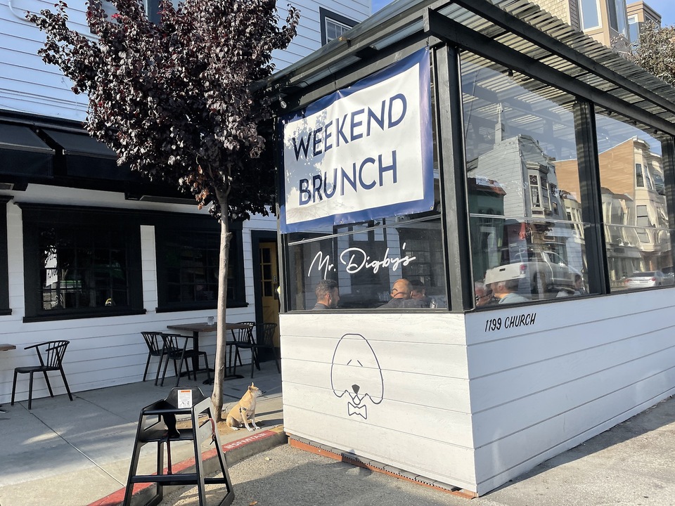Restaurants in San Francisco dürfen Gäste nun draußen in sogenannten "Parklets" bewirten.