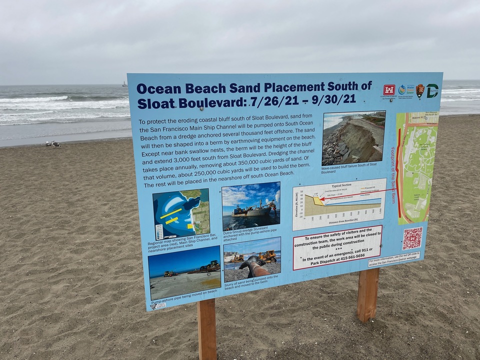 Die beauftragte Baufirma kündigt am Stadtstrand "Ocean Beach" eine Sandumlagerung an.