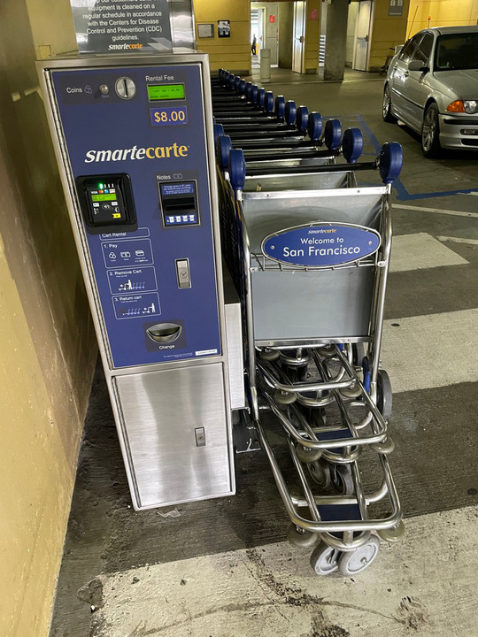Der Flughafen von San Francisco nimmt allen Ernstes acht Dollar für einen Gepäckwagen.