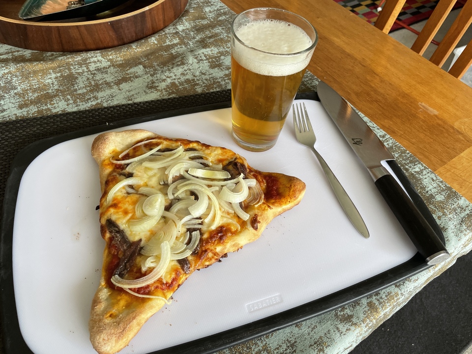 Im Ofen zuhause selbstgebackene Pizza