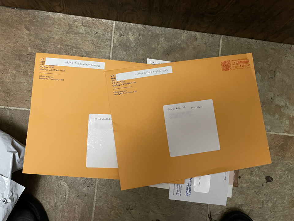In diesem flimsigen Briefumschlag kam der Pass per Post.