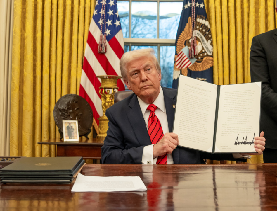 Präsident Trump unterzeichnet eine Executive Order.