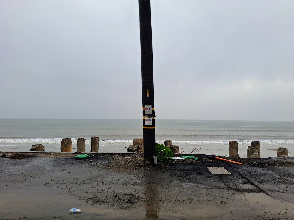 An der Straße nach Malibu ragen nur Stümpfe abgebrannter Strandhäuser aus dem Boden.