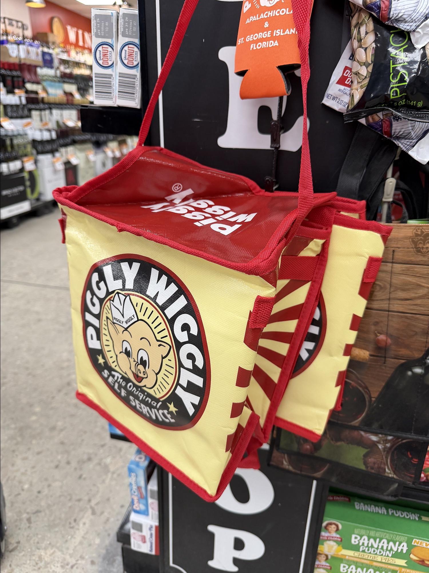 Die Reporter erwarben auch diese K&uuml;hltasche mit Piggly-Wiggly-Logo