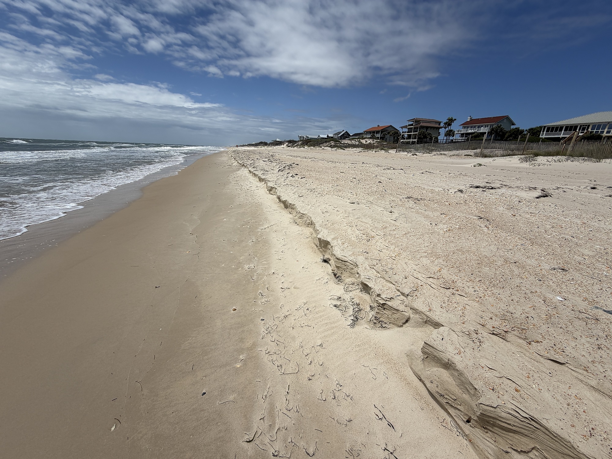 Leerer Strand auf St George, rechts H&auml;user einer "Gated Community"