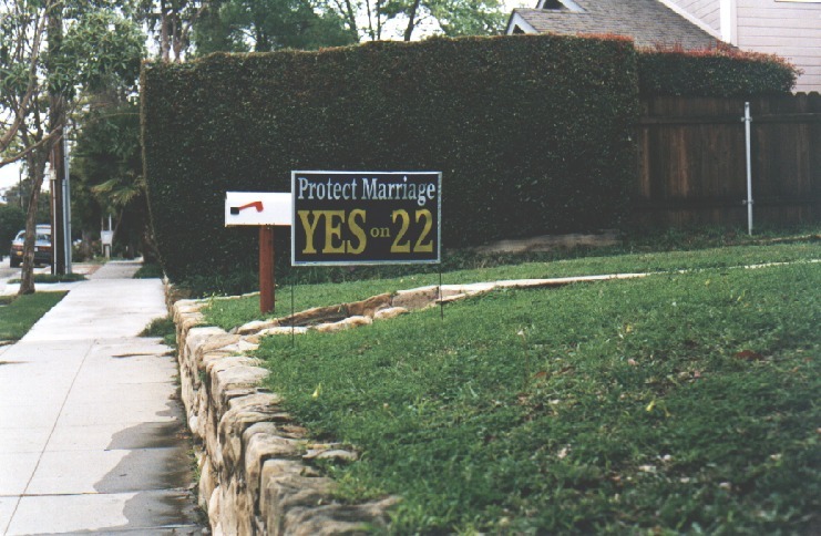 Werbung für die Proposition 22 im Vorgarten eines Amerikaners