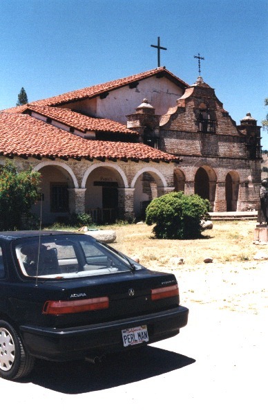 Der "Perlman" vor der Mission nahe der Stadt San Luis Obispo