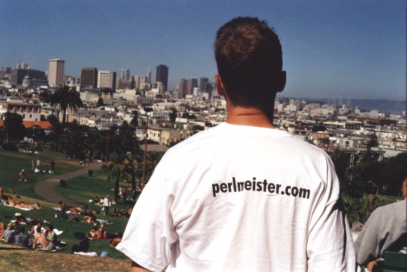 Dolores Park, San Francisco: Michael is so happy in his "Perlmeister.com" T-shirt that he gazes absentmindedly at the skyline and lets Angelika go first today.