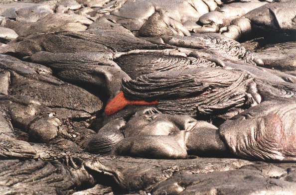 Ein Lavabatzen fängt an zu fließen auf Big Island/Hawaii