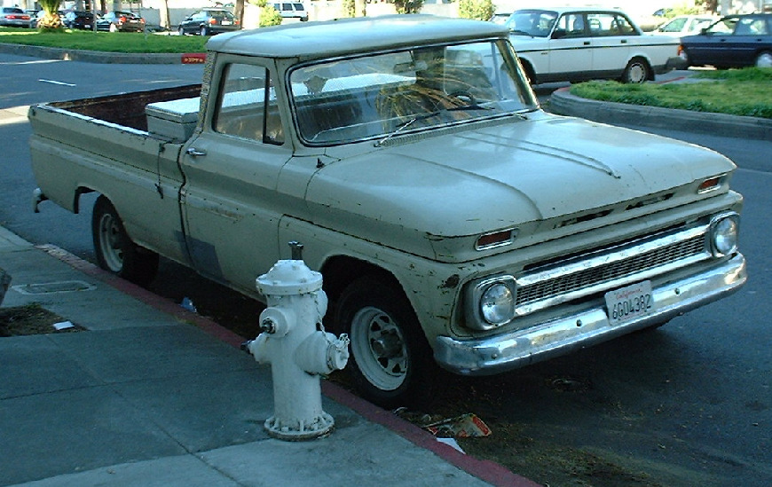 Ein rabiater Halbstarker hat seinen Pickup-Truck am Hydranten geparkt!