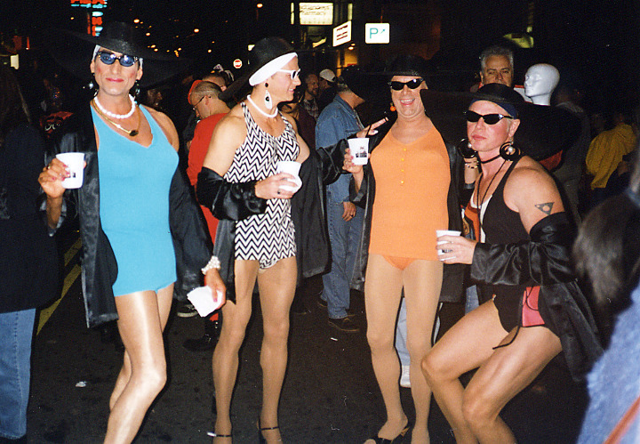 Halloween: Noble Damen im Castro-Karneval