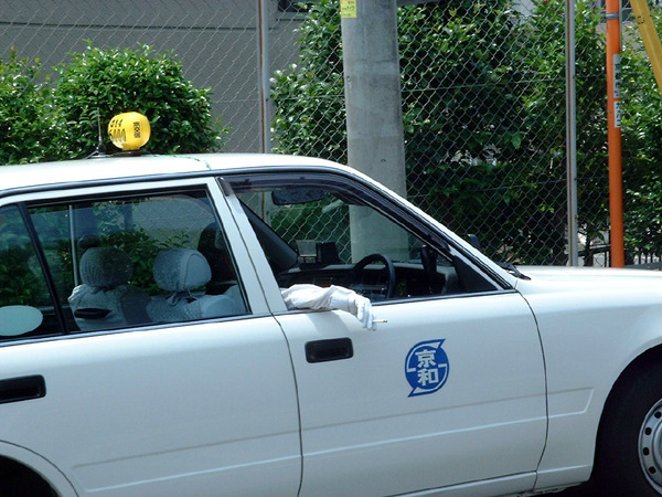 Japanische Taxifahrer, weiße Sitzbezüge, weiße Handschuhe