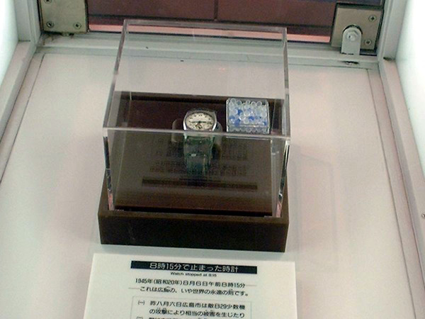 Die Uhr, die um 8:15 stehenblieb, als die Bombe fiel.