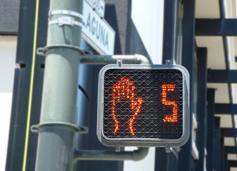 Die Ampel zählt die Sekunden: 5, 4, 3 ...