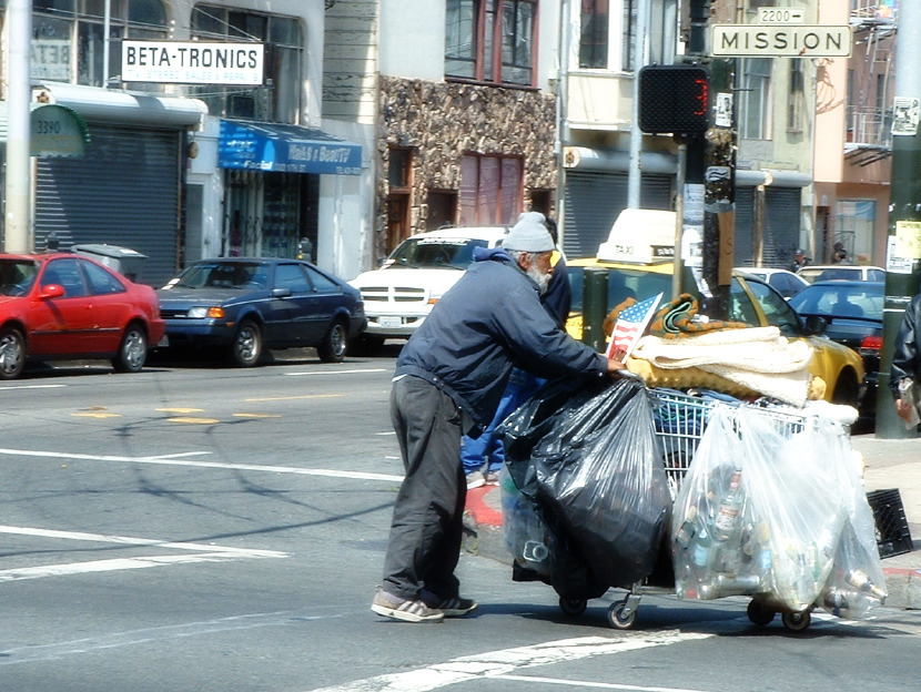 Obdachloser mit Einkaufswagen und Pfandflaschen