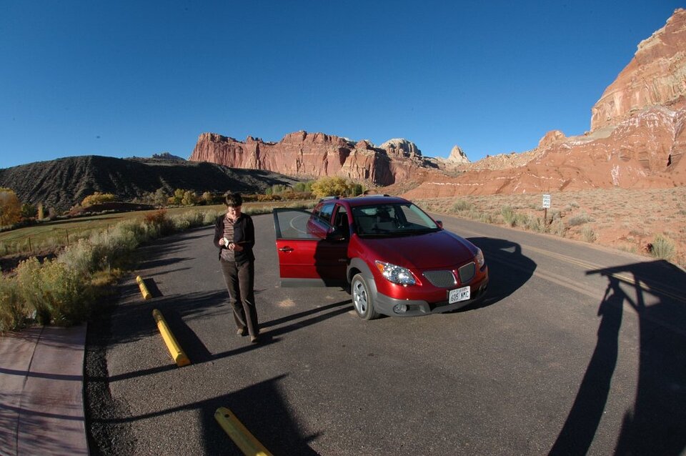 Touristin samt Mietauto im Capital Reef National Park