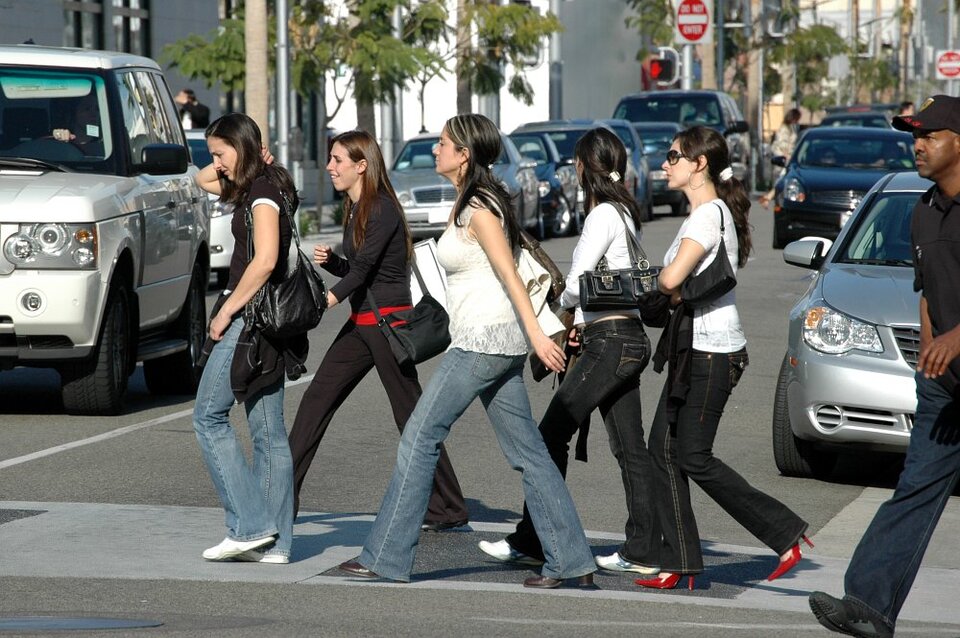 Junge Kaufwütige marschieren auf dem Rodeo-Drive wie die deutsche Wehrmacht.
