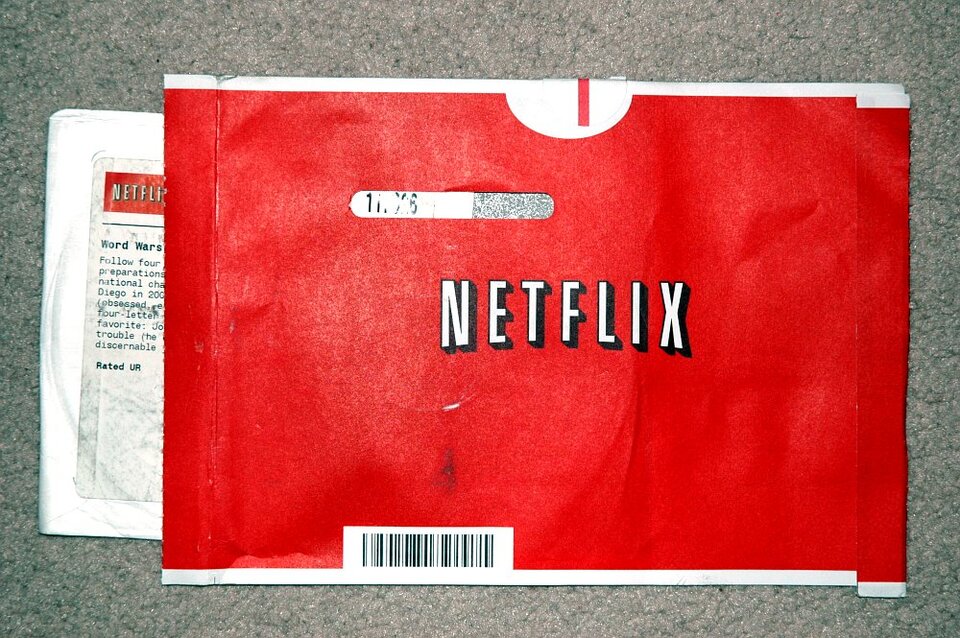 Ein Netflix-Umschlag mit einer DVD kommt per Post ins Haus.