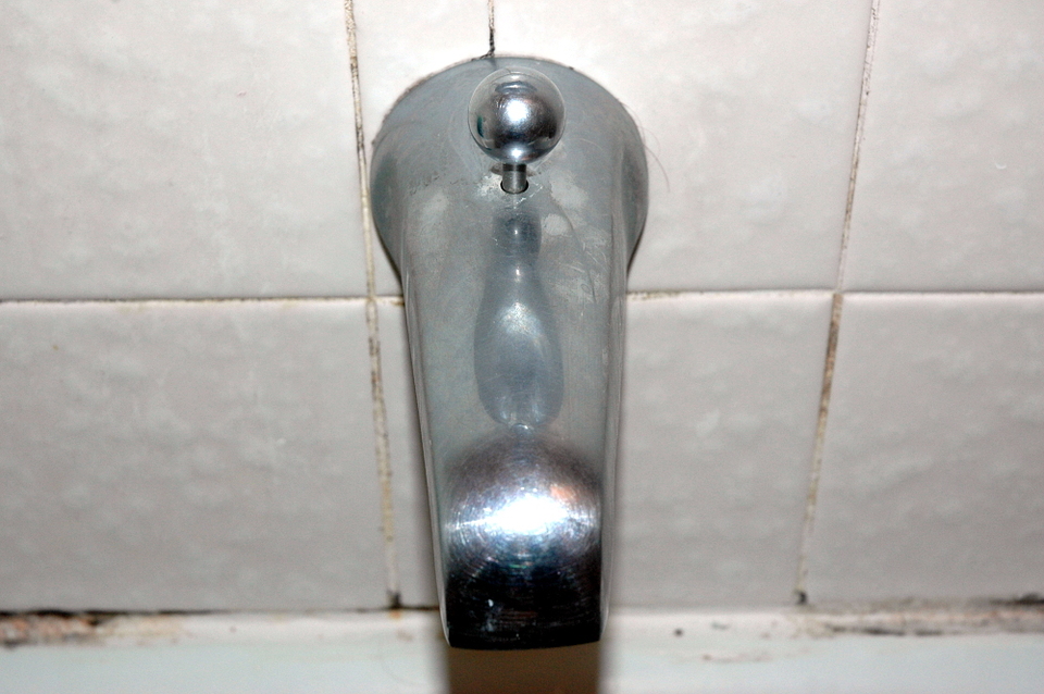 Der Hebel, den man nach oben ziehen muss, um das Wasser von der Badewanne auf die Dusche umzuleiten.