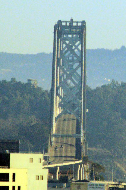 Während der Sperrung: Nur Reparaturfahrzeuge sind auf der sonst dicht befahrenen Bay Bridge.
