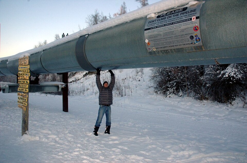 Die 1200km lange Alaska-Ölpipleline führt an Fairbanks vorbei. Links geht's 450 Meilen nach Prudhoe Bay, rechts 350 Meilen nach Valdez.