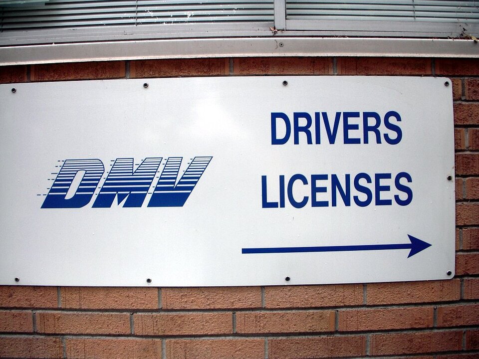 Zum Verlängern des Führerscheins muss man alle 15 Jahre vor Ort antanzen und einen Augentest bestehen.