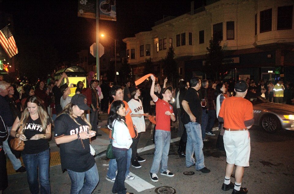 Vor dem Pub feiern die Fans den Sieg der San Francisco Giants. 