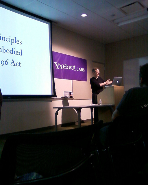Der Stanford-Professor Lawrence Lessig erzählt bei Yahoo warum Amerika überhöhte Telefon- und Kabelgebühren zahlt.