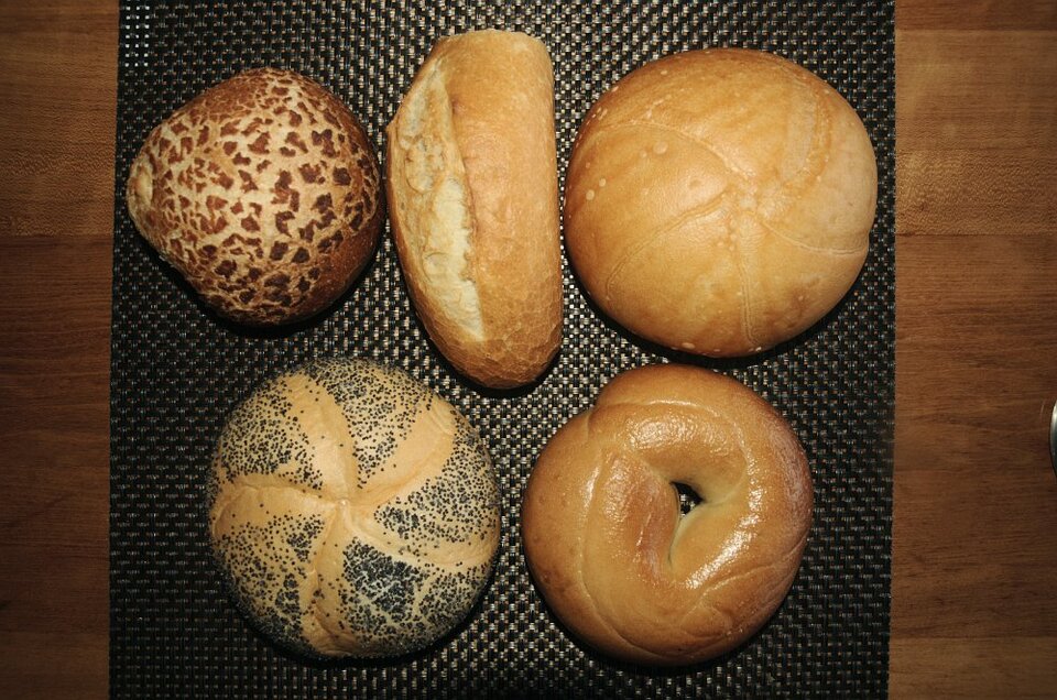 Semmeln bei Safeway: Erste Reihe: Dutch Crunch Roll, French Roll, Kaiser Roll. Zweite Reihe: Poppyseed Kaiser Roll, Bagel.