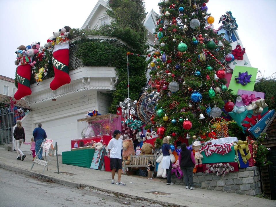 Diese Hausbesitzer in der 21sten Straße mögen den Weihnachtsschmuck eher üppig.