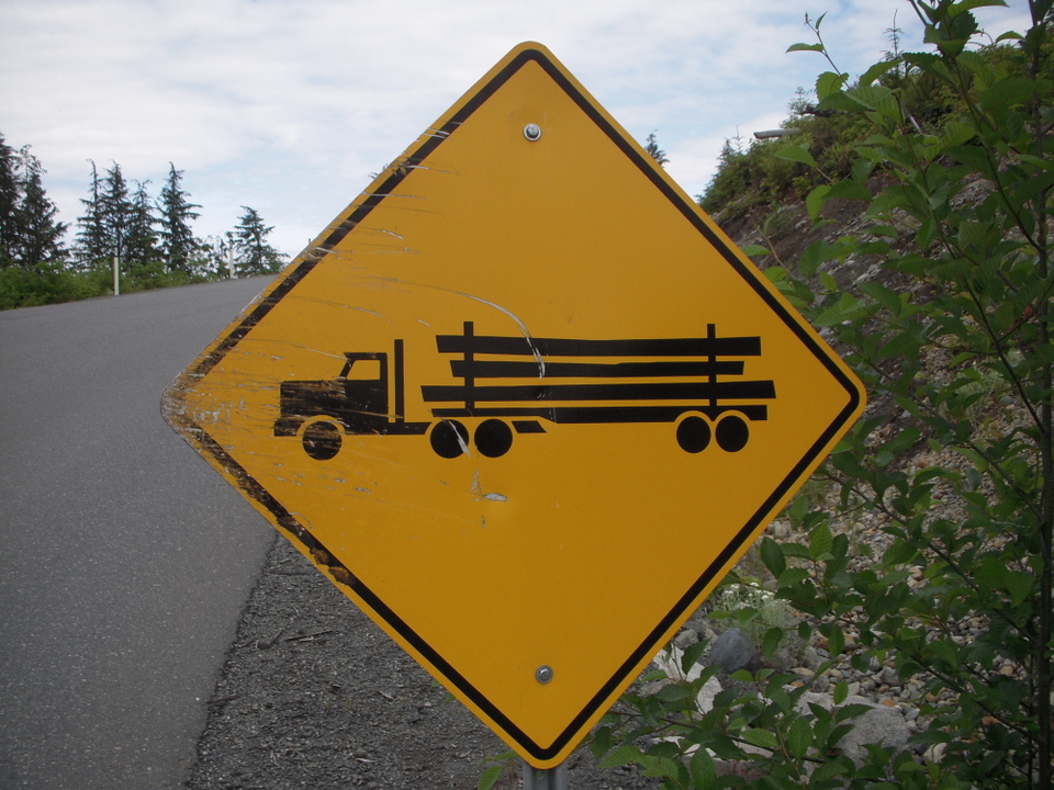 Vor Langholztransportern wird gewarnt.