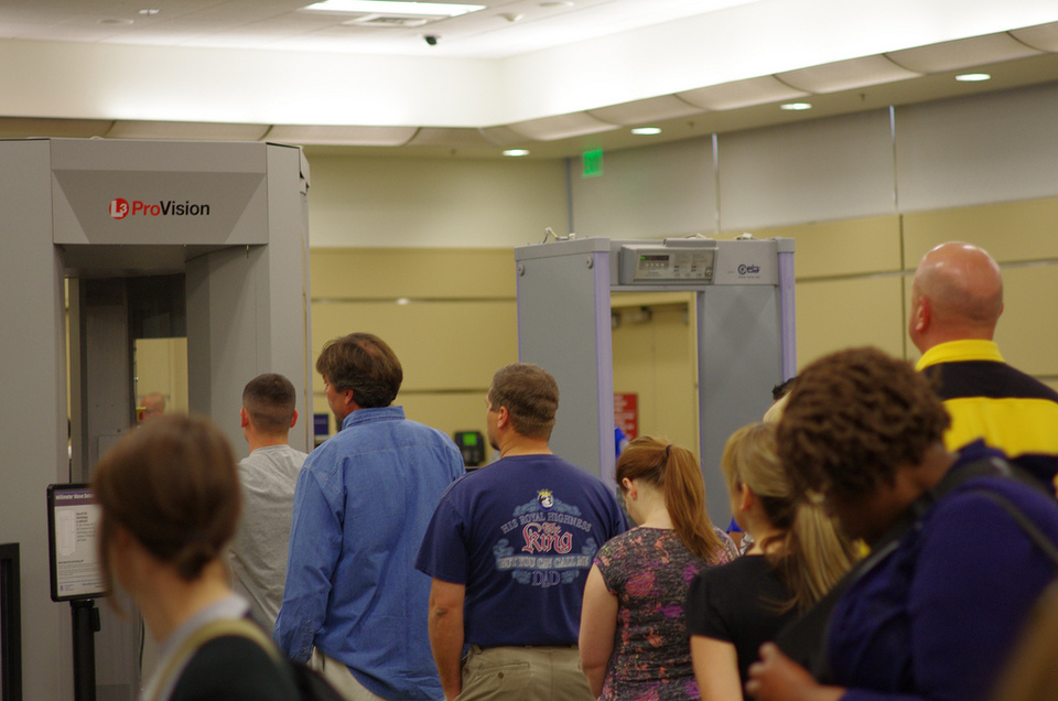 Amerikanische Fluggäste gehen ohne zu murren durch den Body-Scanner Foto: flickr[David Prasad|33671002@N00/5782904251]
