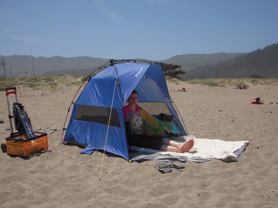 Unsere Strandausrüstung: Handkarre, Klappkiste, Costco-Zelt, Klappstühle.