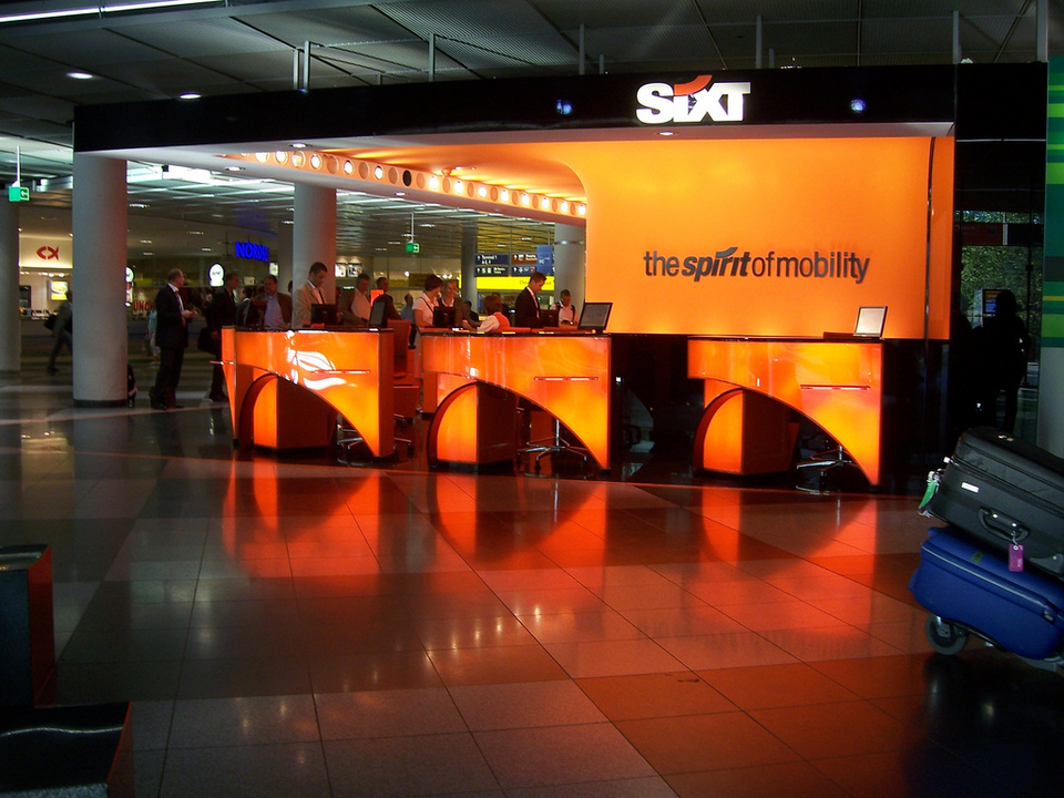 Am Sixt-Schalter am Münchner Flughafen wollte man uns statt eines Golf GTI einen Opel Meriva andrehen. Foto: flickr[Sandra Mello|51891933@N04/4777022117]