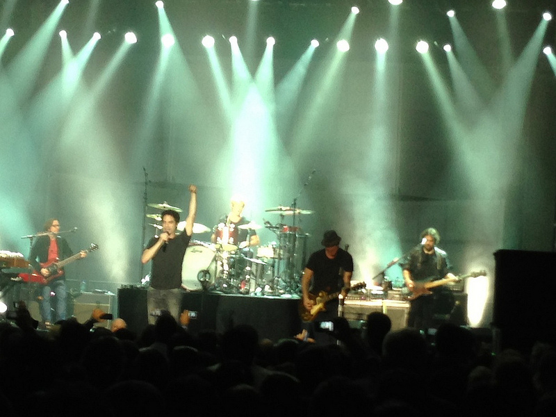 The band "Train" is playing at the Yahoo Christmas party. Foto: flickr[Saimad|saimad/8237298446]