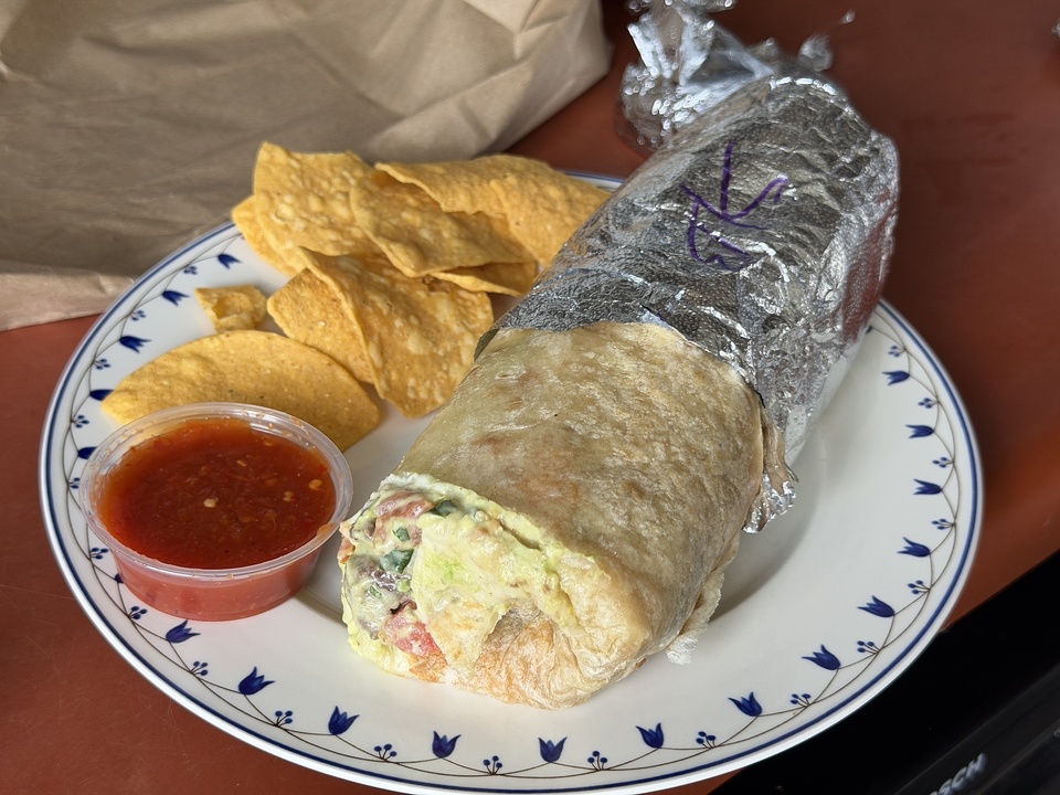 Mission-Burrito, Chips und Salsa-Tunke